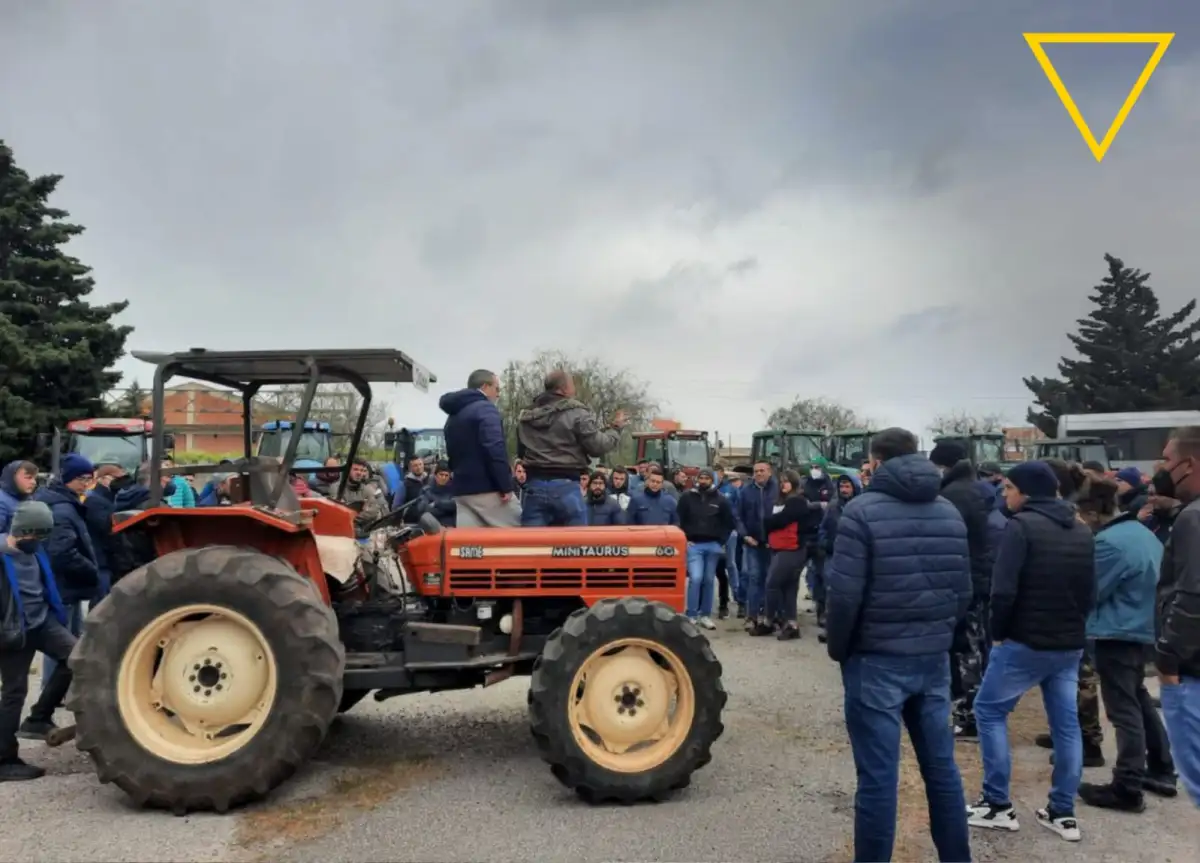 Modica: agricoltori e allevatori in piazza con i trattori contro aumento dei prezzi del carburante e delle materie prime