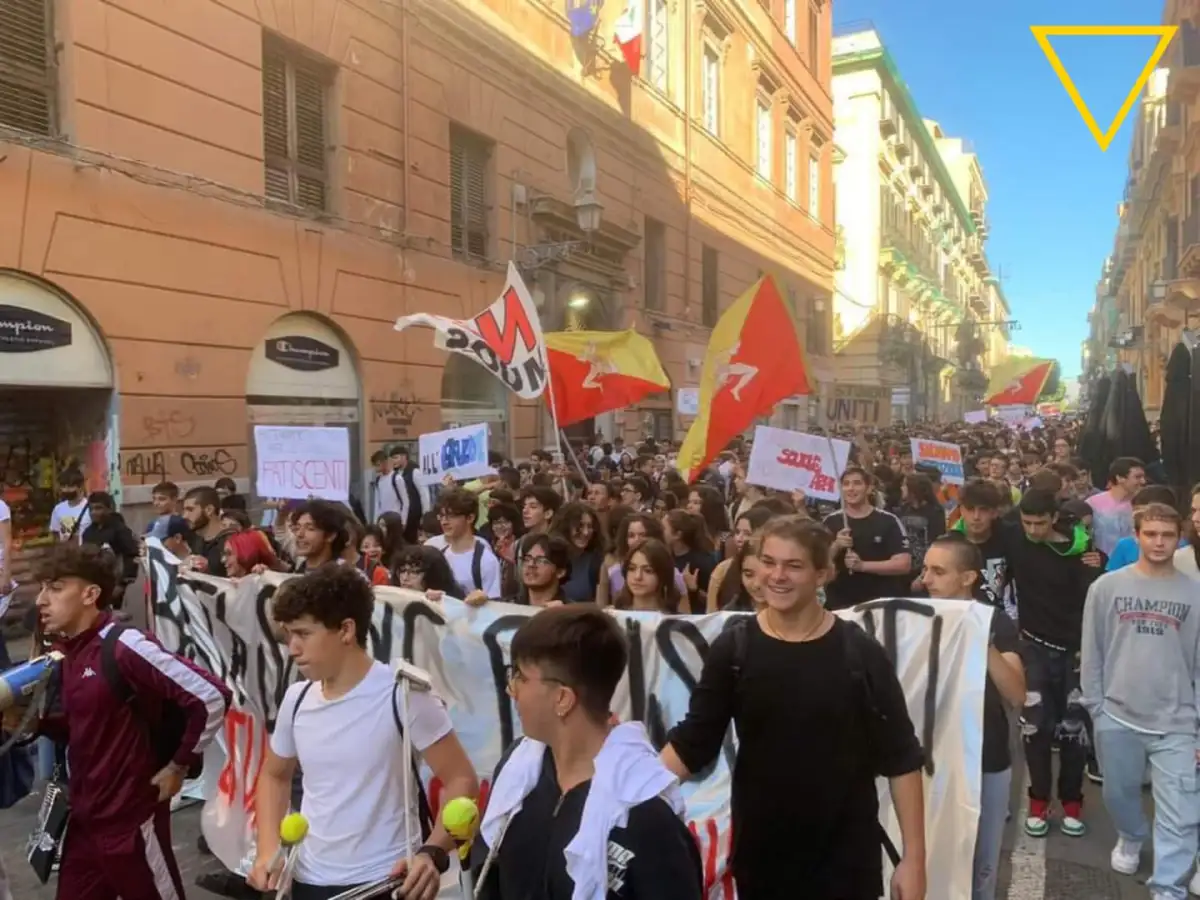 «Basta scuole fatiscenti!» Corteo degli studenti palermitani