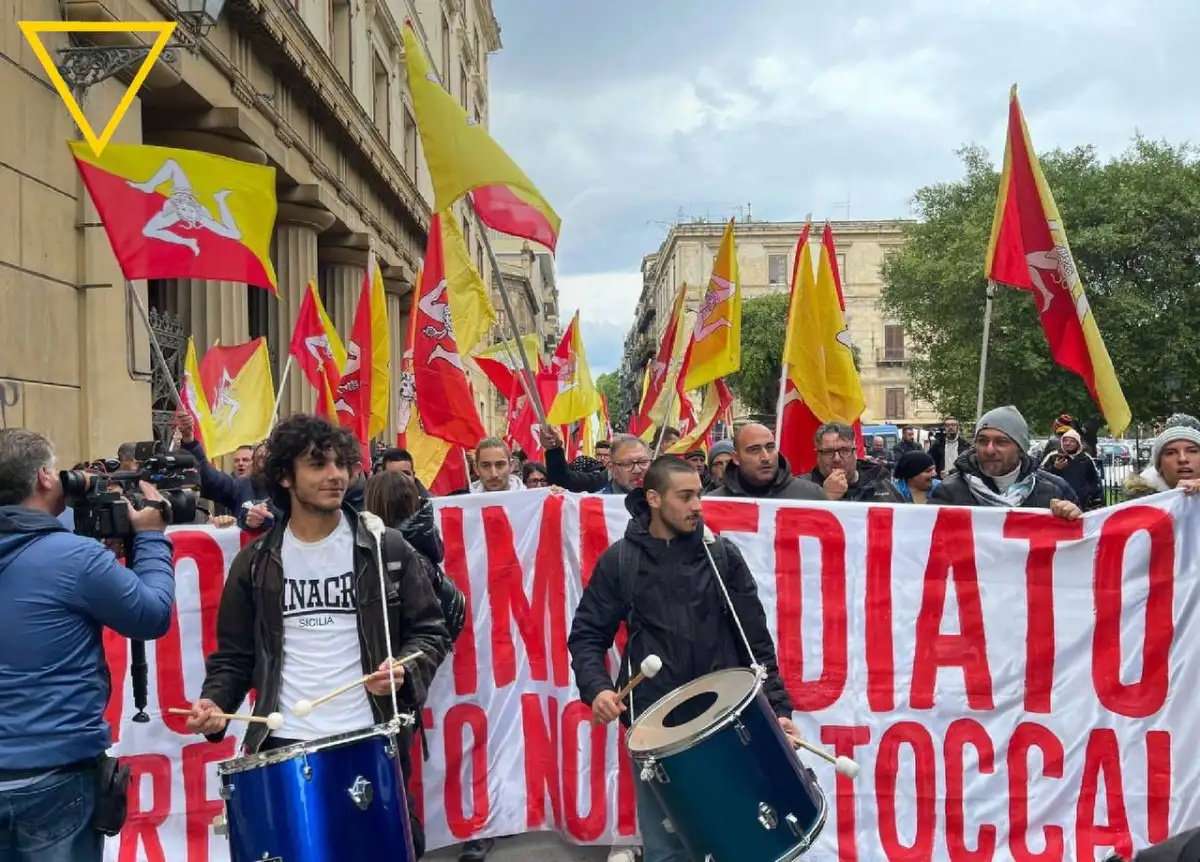 Centinaia in piazza per il corteo popolare contro l’abolizione del Reddito di Cittadinanza