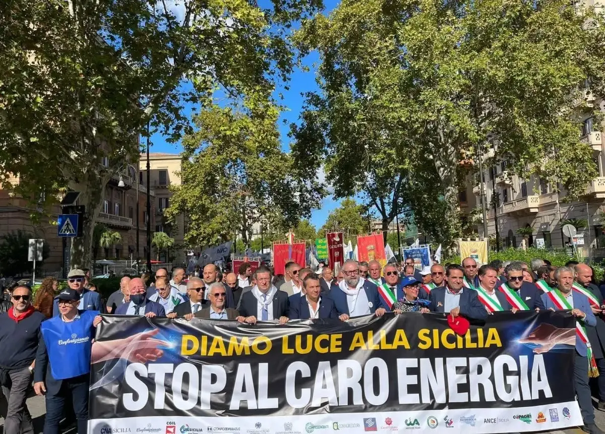 5mila siciliani in piazza a Palermo contro il caro bollette