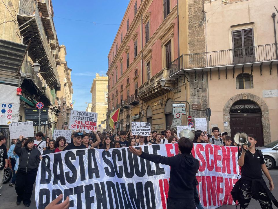 Palermo, centinaia di studenti in piazza per dire «basta scuole fatiscenti!»