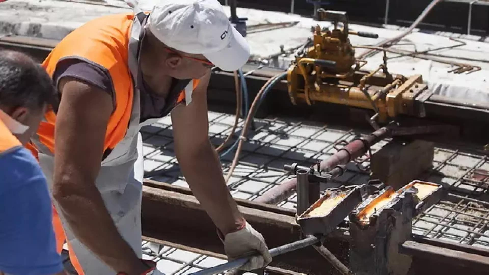 Lavoratori in cantiere con 35 gradi: per la regione l’estate è già finita