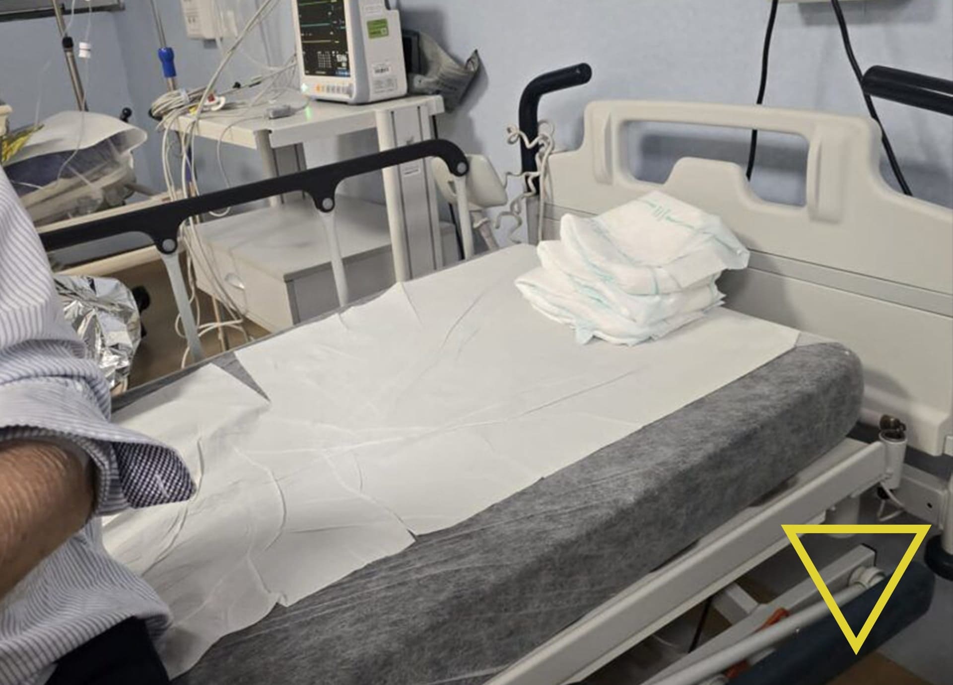 Pila di pannolini al posto del cuscino all’ospedale San Marco di Catania