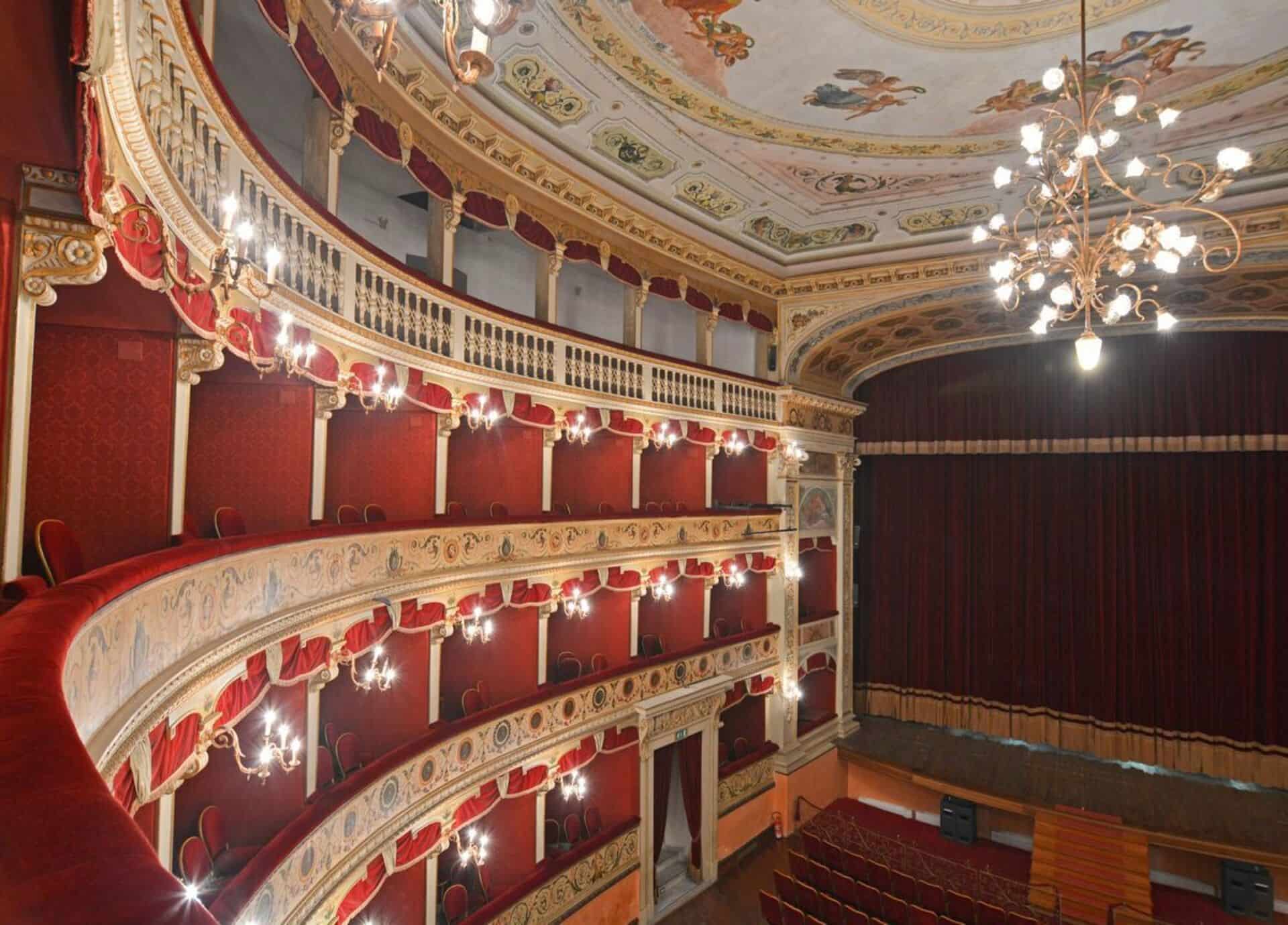 Piove sul palco del teatro Luigi Pirandello di Agrigento